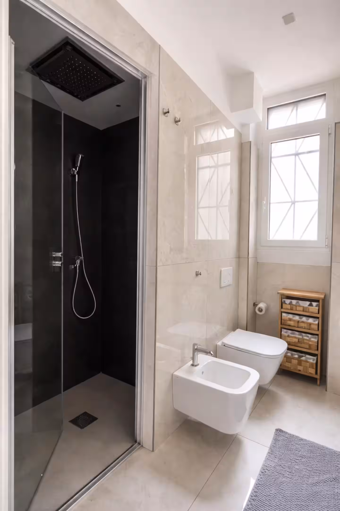 Bathroom with walk-in shower – Edera Apartment, Isola, Milano