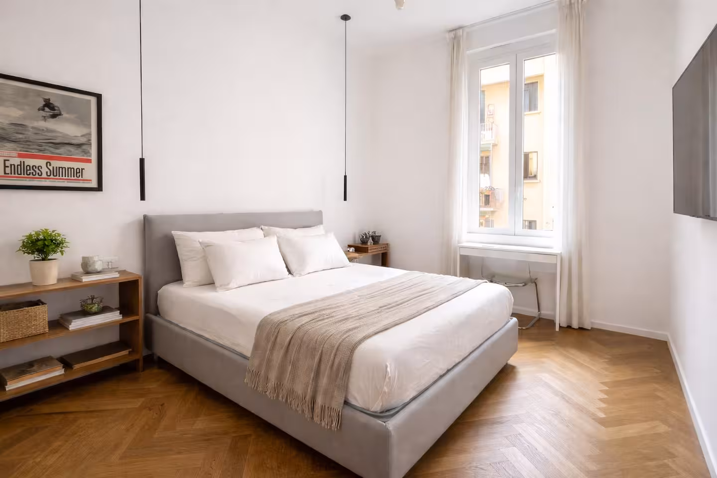 Double bedroom with herringbone parquet – Edera Apartment, Isola, Milano